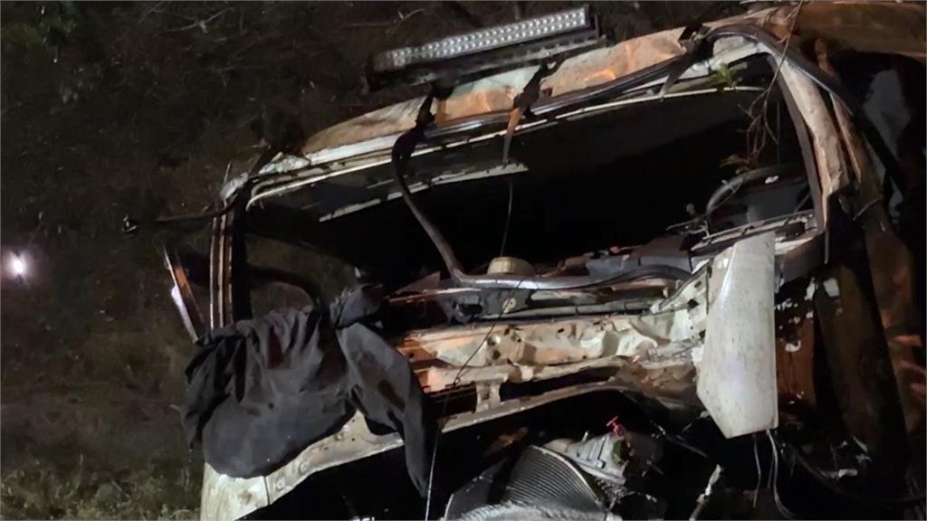快新聞/台74線死亡車禍!貨車、聯結車猛撞 車頭墜橋下、駕駛拋飛身亡