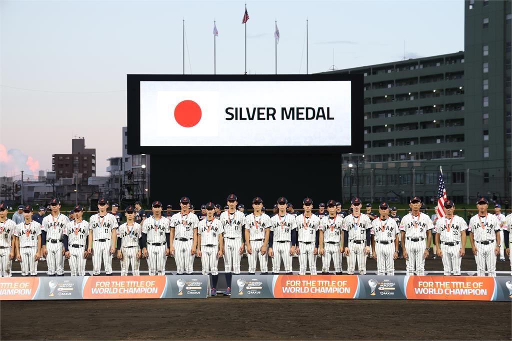 棒球/超越勝負的禮儀風範!U18日本「銀恨」後幫美國「撿垃圾」獲滿場掌聲