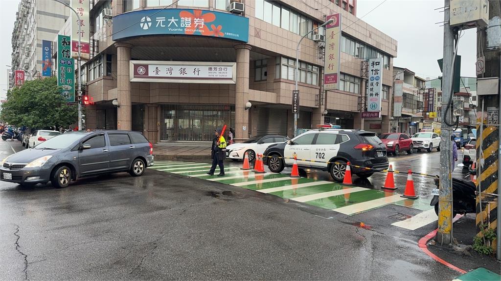 快新聞/台中大里電桿倒塌釀停電 警方冒雨交管估今中午修復