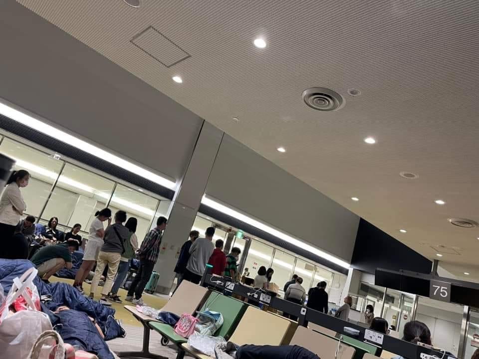 快新聞／星宇航空爆嚴重延誤！民眾困成田機場過夜鋪睡袋　現場畫面曝光