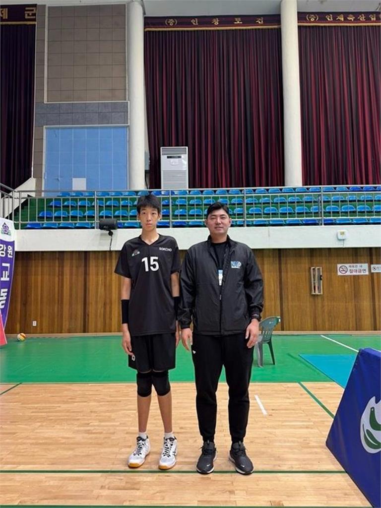 綜合／身高205公分還在長！南韓12歲「排球界姚明」不用跳只需「站好」就能攔網