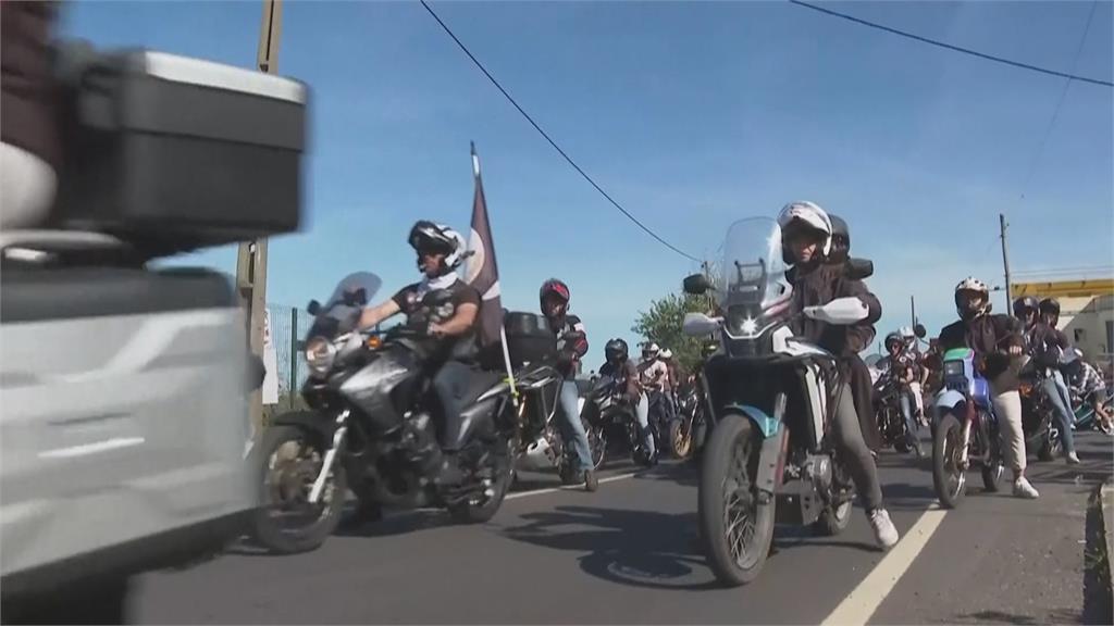 全球歡慶復活節!葡萄牙神父重機遊行 動物園「食物藏彩蛋」
