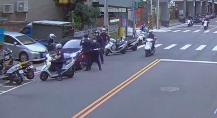 新北保時捷男「違停又無照」狂嗆警:有種你開槍啊!