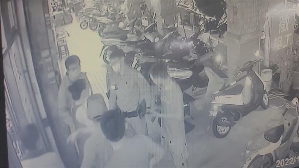 男涉竊手機遭查攻擊警察 同事還囂張罵警