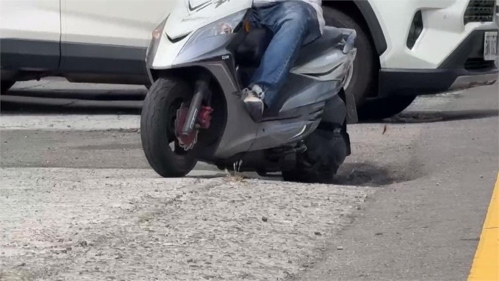 機車「翹孤輪」跳一下 騎士險摔畫面瘋傳