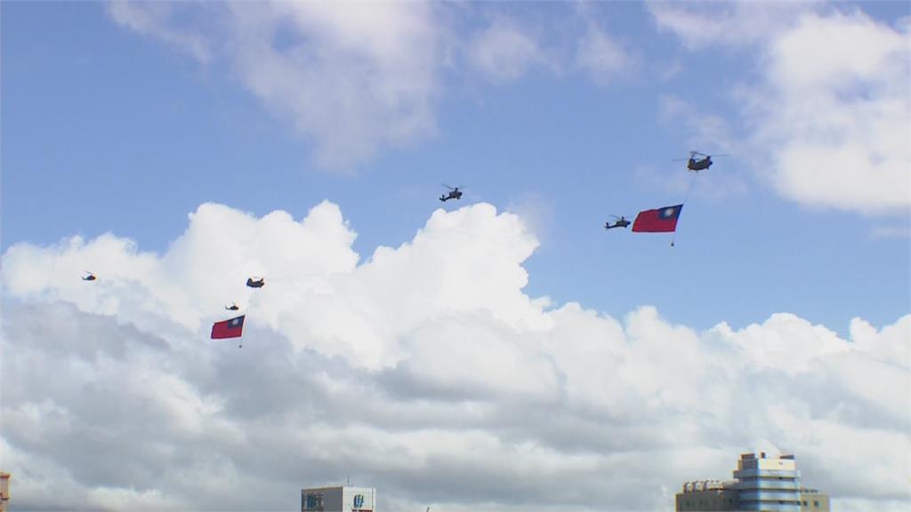快新聞／「65坪」史上最大國旗飛過飛越總統府！　羅一鈞領6英雄領唱國歌