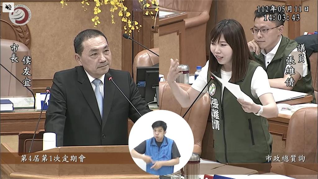新北議會「人像立牌」秀 綠議員質問侯朱配?侯郭配?