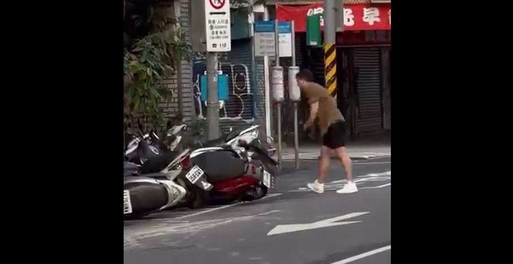 酒後失控！外國男沿路推倒機車　大鬧街頭民眾全看傻
