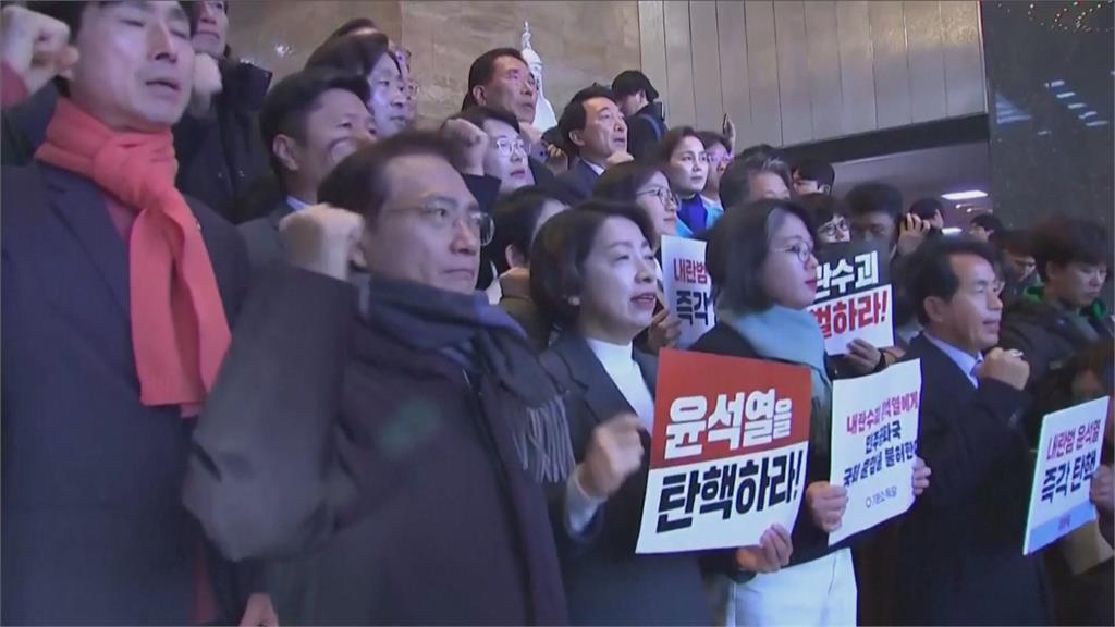 南韓議員國會外喊:「逮捕尹錫悅」 民眾頂0度低溫上街抗議