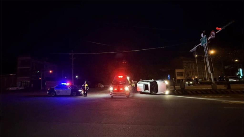 苗栗休旅車自撞側翻成「立筊」 台中4機車連摔