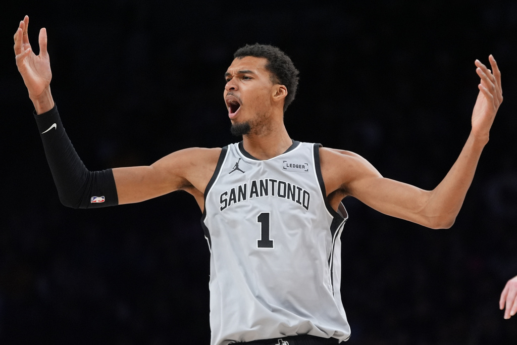 NBA(影)／「蟻人」甩開「斑馬」投進逆轉致勝球！灰狼主場1分險勝馬刺