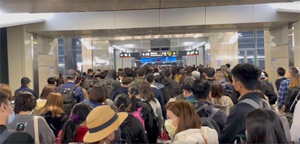 快新聞/高鐵異常「旅客等4小時才上車」 千人擠台南站畫面曝!