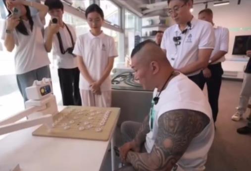 館長中國行「又尷尬了」!才讚深圳科技「與機器人下棋」當機狂跳針