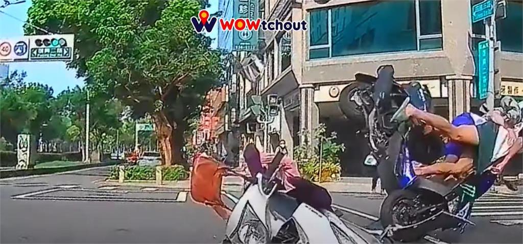 高雄23歲男載妹闖紅燈撞上女騎士!3人起飛畫面網驚:在拍閃電俠?