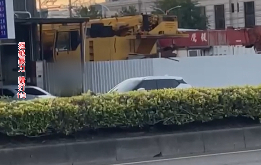 不滿女友前任勾勾纏! 現前任男友街頭砸車互毆
