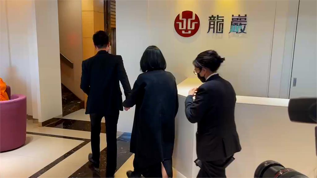 快新聞/小S現身公公靈堂「緊牽許雅鈞手」 婆婆黃秀真需要攙扶