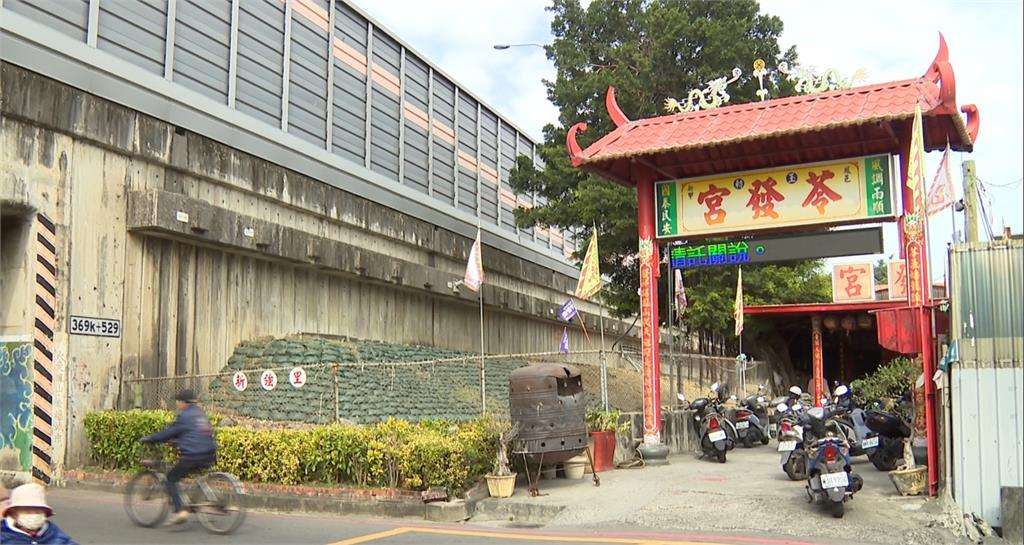 裝置藝術?3隻羊站高速公路涵洞邊坡 羊頭一致朝外引發熱議