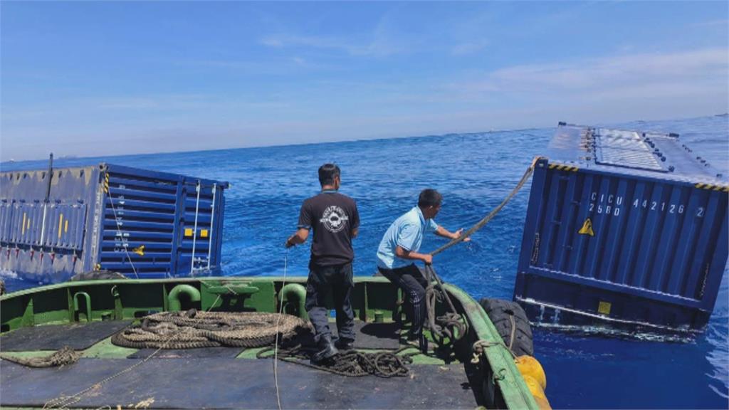 宛如海上炸彈!600個貨櫃海上漂流 漁船開過像在躲水雷