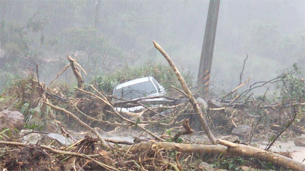 獨家／萬里暴雨成汪洋！駕駛受困產業道路生死未卜　搜救隊挺進救援中