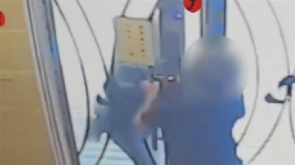 警匪追逐!桃園通緝犯躲藏社區 警方踹門攻堅逮捕