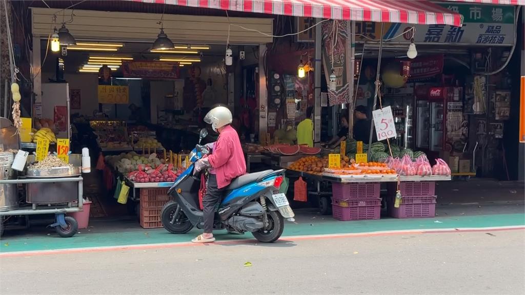 安全帽男直接進店抱走大西瓜　店家傻眼追出來不及