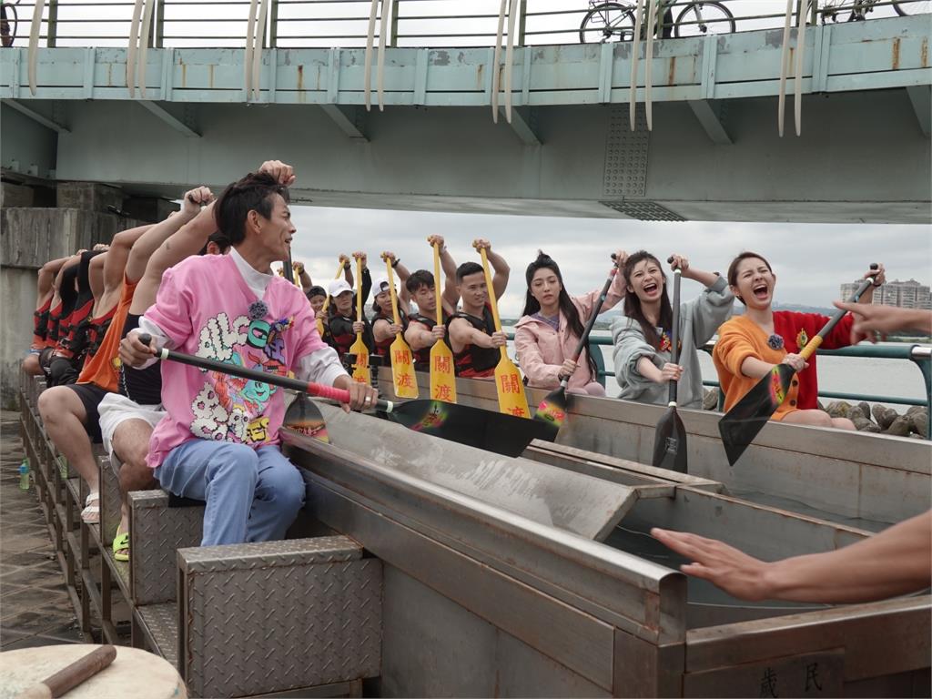 《綜藝新時代》蘿拉性感魔鬼曲線貼合龍頭！龍舟隊員失控狂側拍特寫照被抓包