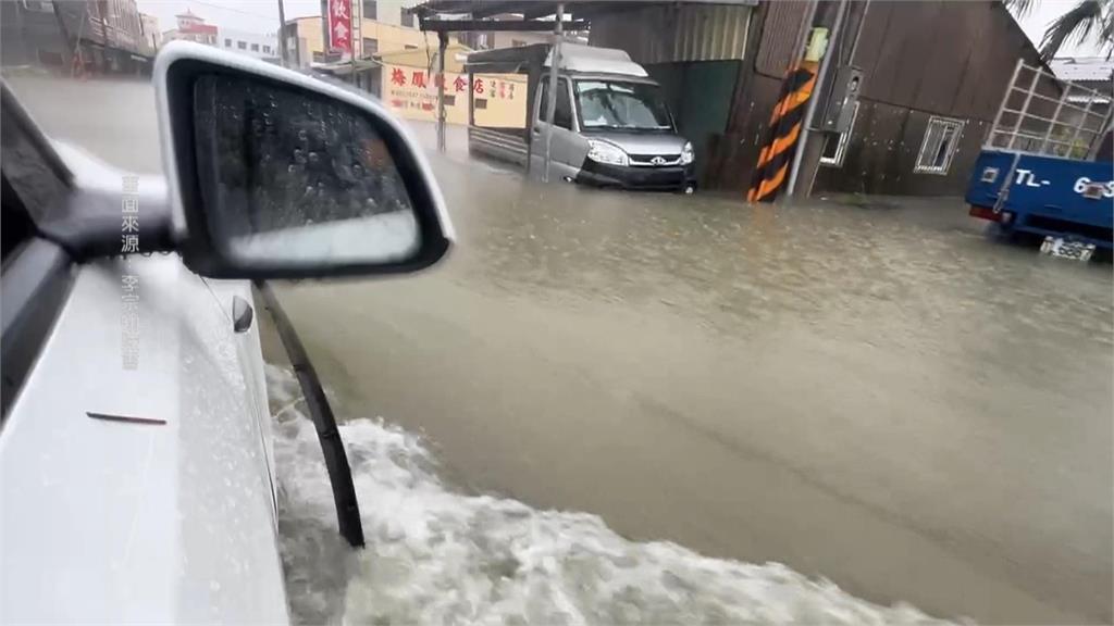 南市議員赴菁寮勘災 特斯拉進水罷工連車牌都不見