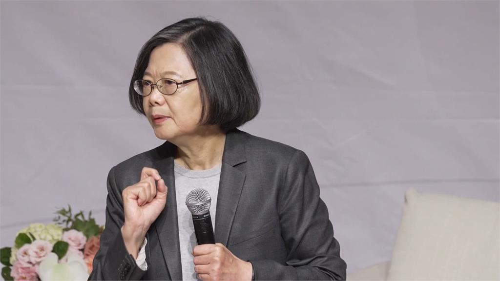 小英旋風刮進北醫大!學生嗨翻要合照 隨扈籲「別激動」