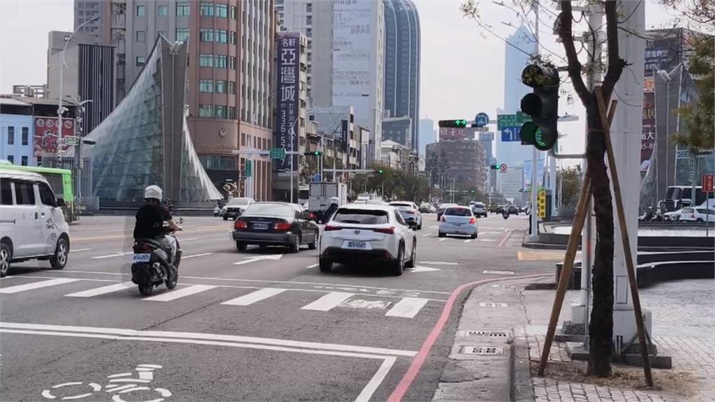 獨！綠燈起步被開單？　騎士一頭霧水詢問才知"看錯燈"