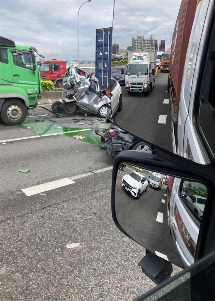 快新聞／國1北向瑞隆段連環車禍「轎車遭夾扁」 2人送醫宣告不治