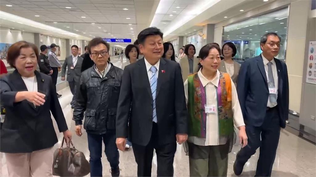 鄭麗文訪中結束返台！藍營接機、台灣基進拉布條抗議