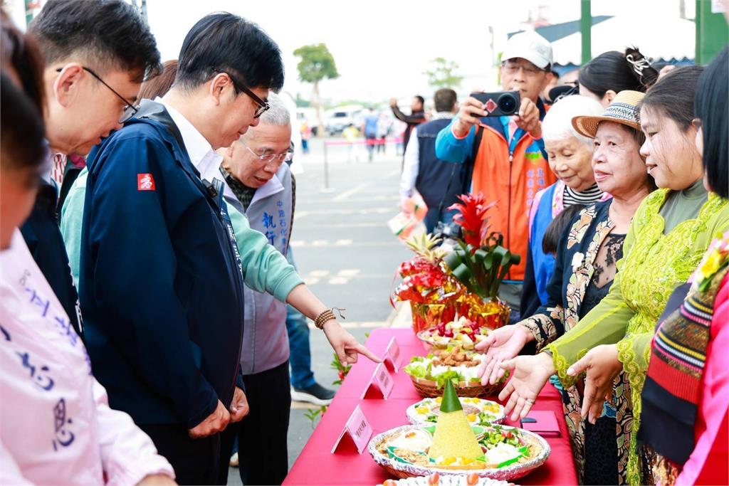 快新聞／林園洋蔥節熱鬧登場　陳其邁下田「ㄎㄠ蔥頭」邀民眾挺農民