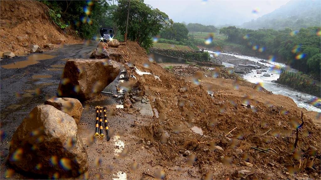 潭美颱風共伴效應！新北金山重建停擺　三芝土石淹沒道路