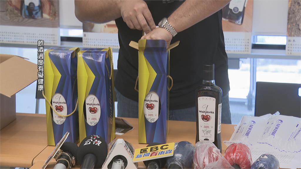 志工縫製烏克蘭國旗義賣 酒商義賣烏克蘭原酒