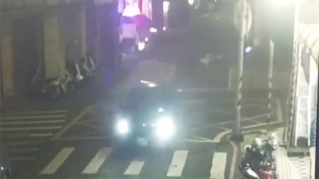 男駕車違規右轉拒捕又闖紅燈　小黃無辜被波及！警破窗逮人