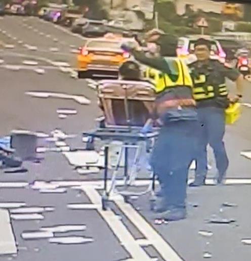 彰化女騎士「待轉變被撞」　遭大小車夾擊、驚悚畫面曝