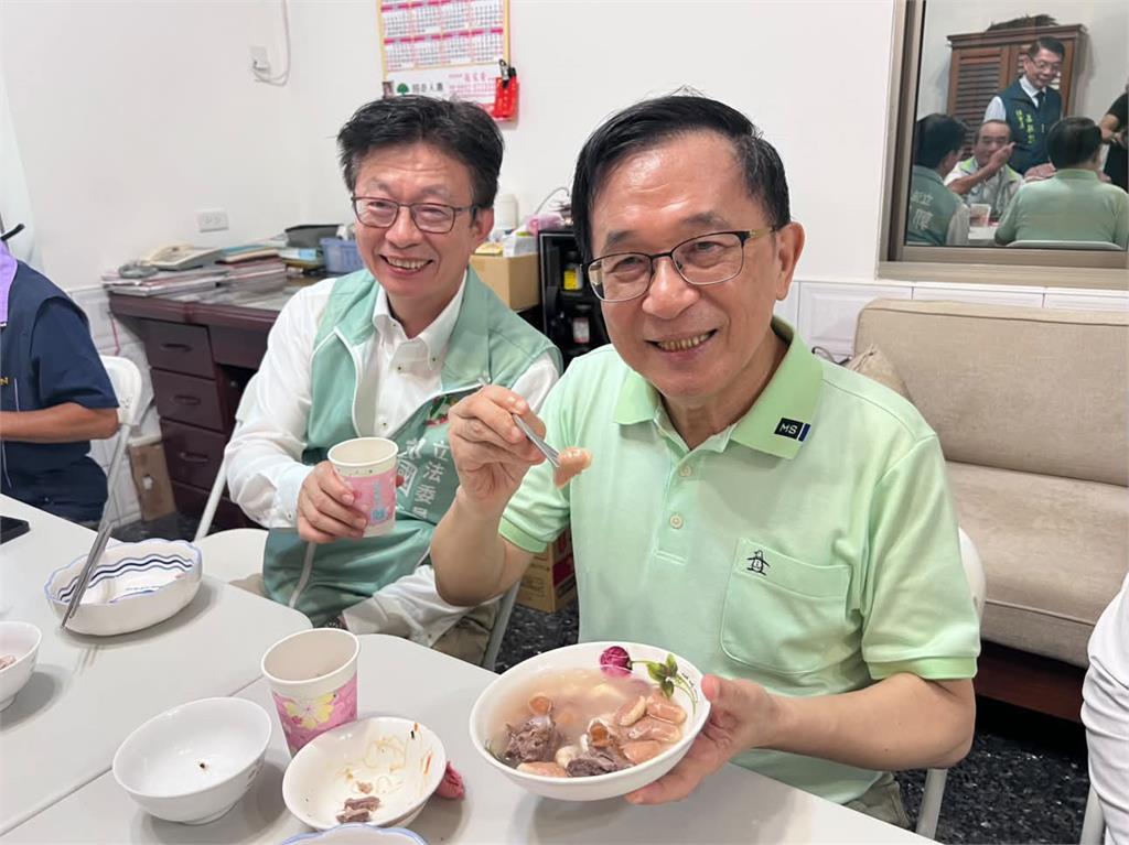 台南衝小吃「抬頭見陳水扁親餵飯」！野生畫面曝光「本人嗆1句」網笑暈：天啊