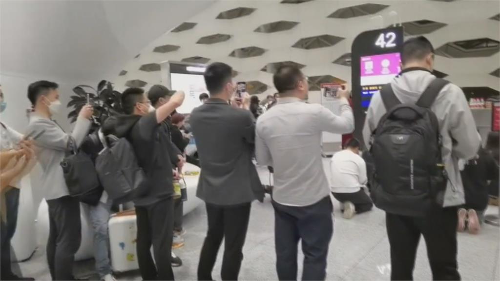 深圳機場暴雨班機取消！乘客崩潰下跪怒吼　荒謬畫面遭網酸：刁民