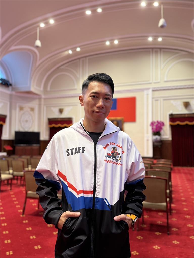 綜合(影)／元旦升旗領唱後不回家！極地超馬選手陳彥博總統府拖雪橇要「跑」到高雄