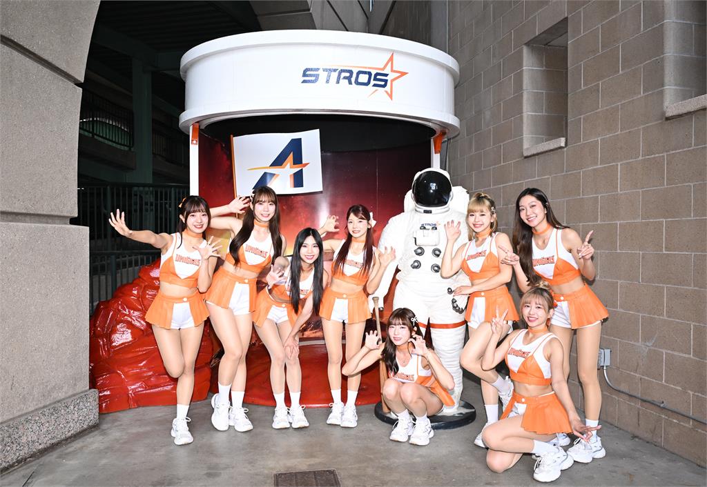 啦啦隊／另類同台鄧愷威！UniGirls嗨跳招牌嗆司神曲結合舞龍震撼太空人主場