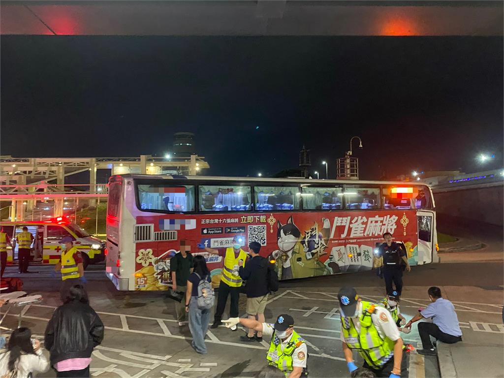 快新聞/國光客運桃機深夜自撞! 30名國內外旅客及駕駛緊急送醫