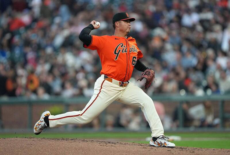 MLB/睽違6年台選手奪勝投!美媒讚鄧愷威「無可挑剔」、巨人送「這項」紀念禮