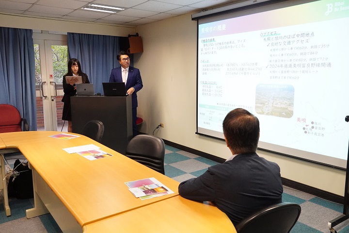 北海道美唄市長訪中華大學 簽訂產學合約