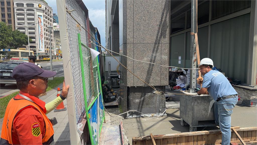 快新聞／「白海豚」釀災！工地圍籬遭強風吹倒傷及路人　北市建管處震怒了