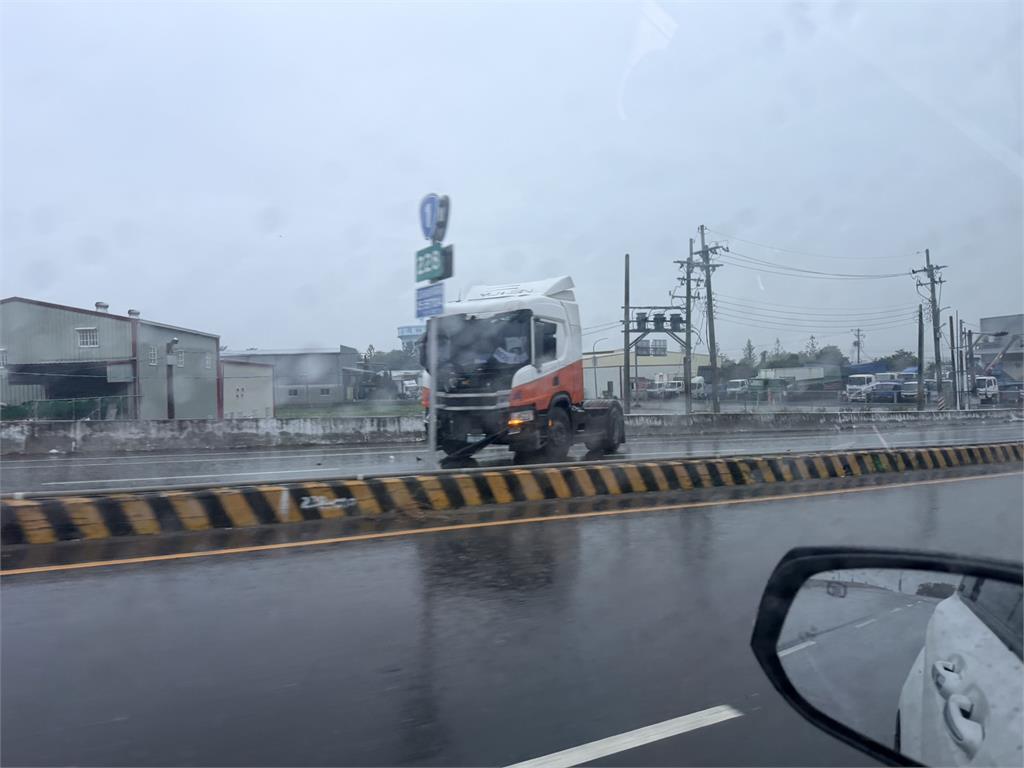 天雨路滑事故多　西螺曳引車打滑自撞幸無傷