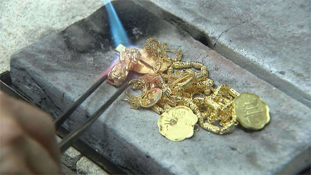 煉金術？女拿8台兩假金換走132萬　銀樓事後驗金驚遭詐