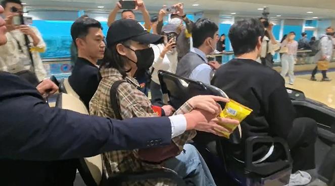 快新聞/IU抵台了! 機場開心收2包最愛零食「義美小泡芙」