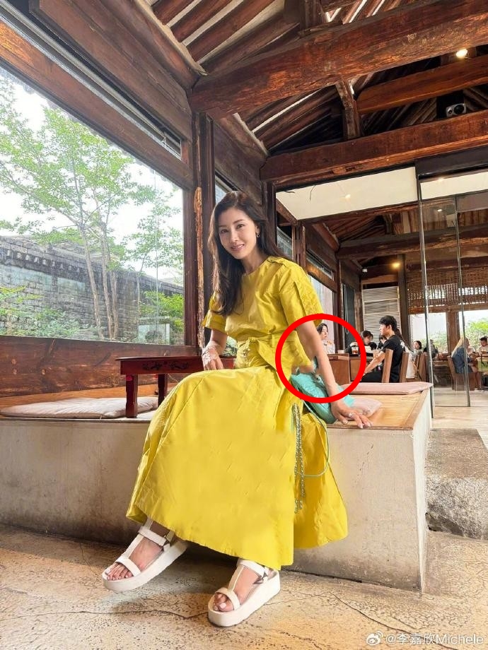 54歲李嘉欣凍齡全靠P圖?手臂「修圖超明顯」網見青筋傻了:怪怪的