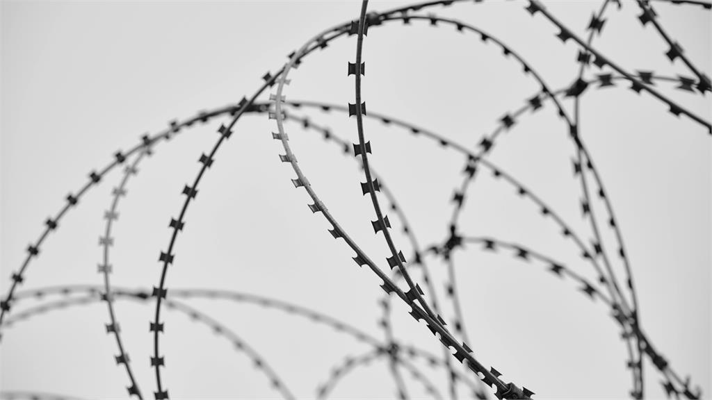 南韓學生柬埔寨被騙虐殺!街頭海量國外護照被丟「驚見綠本」網嚇:台灣?