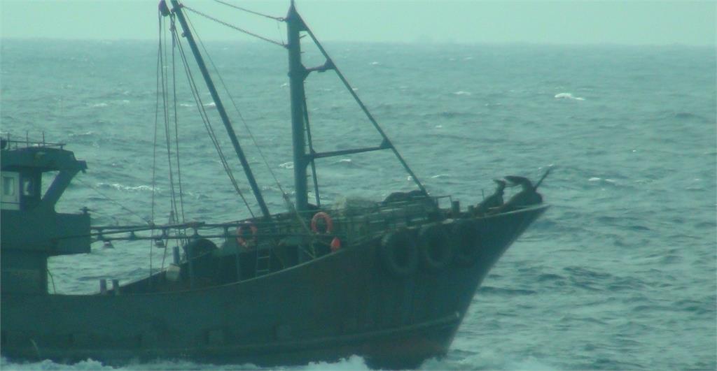 中國漁民有如海盜！越界整網「拖走漁獲」裝鐵桿擋查緝
